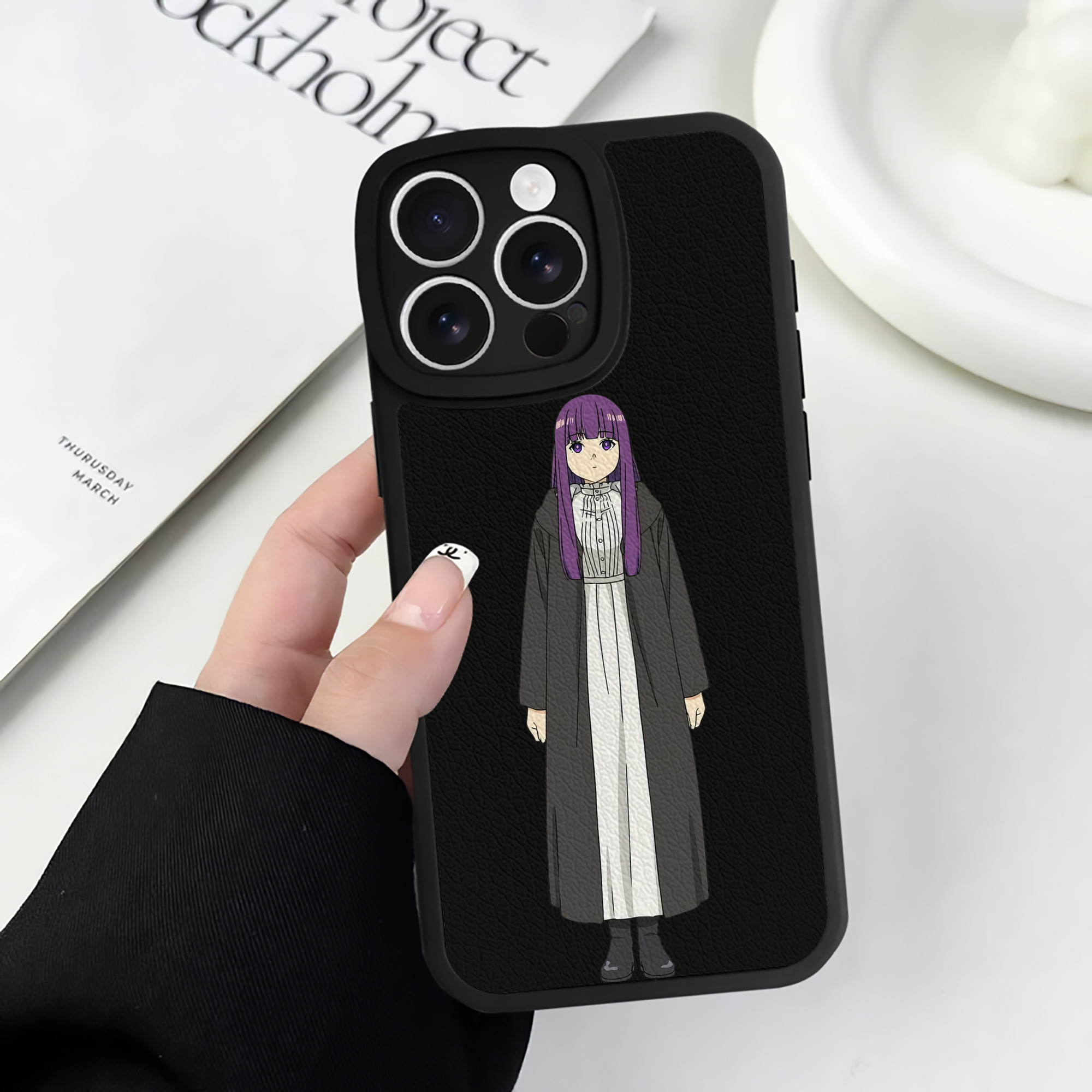 （画像用） 葬送のフリーレン Frieren 【iPhone 16シリーズ対応】シリコンスマホケース（レザー調） 材質：シリコン